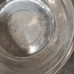 pasir kucing dari tanah liat yang menggumpal