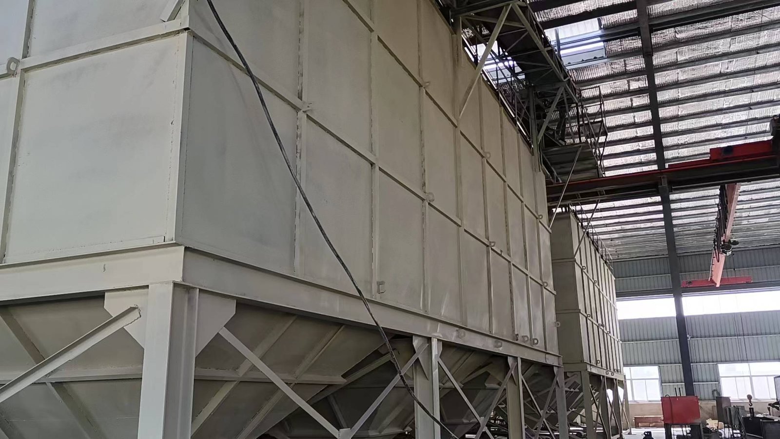 Factory storage and enclosed handling for LINGSHUAI bentonite cat litter supply