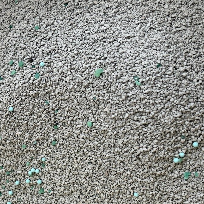 Pasir kucing zeolit Green Shield dengan partikel hijau dan kristal