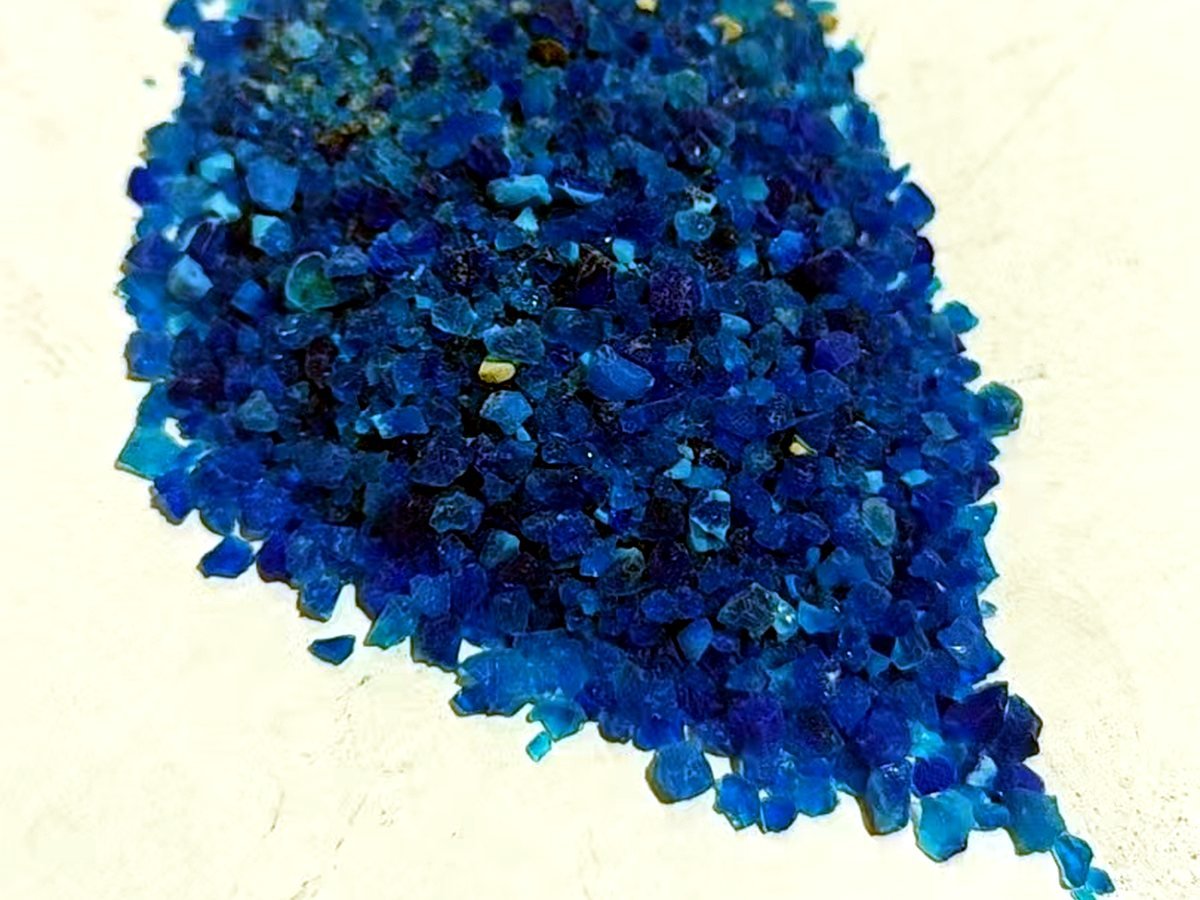 Kristal warna untuk pasir bentonite